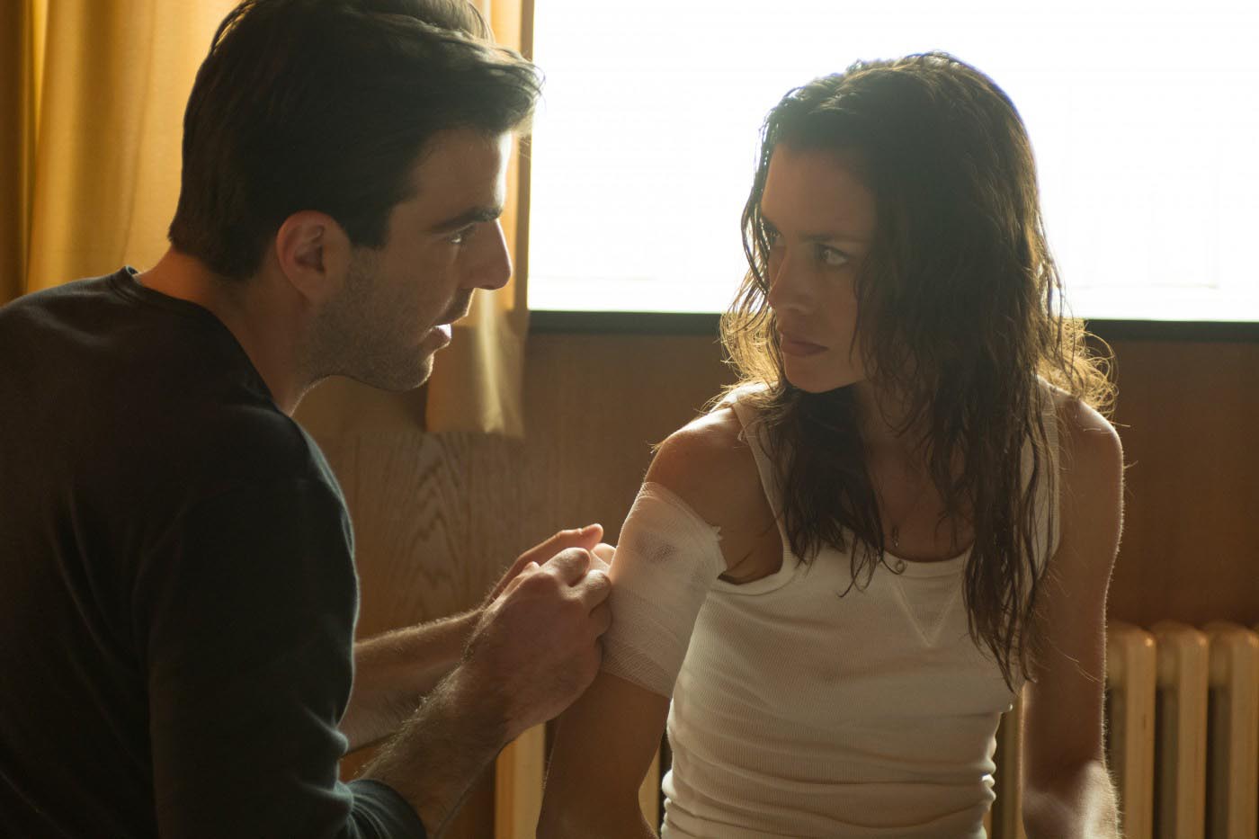 Hitman Agent 47 - Szenen - 02 John Smith (Zachary Quinto), Katia van Dees (Hannah Ware)